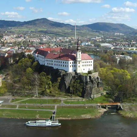 Byt S Jedinecnym Vyhledem Decin Exterior photo